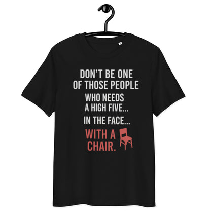 schwarzes T-Shirt mit Text don’t be one of those people who needs a high five in the face with a chair in weiß und rot, kleines Stuhl-Icon
