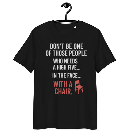 schwarzes T-Shirt mit Text don’t be one of those people who needs a high five in the face with a chair in weiß und rot, kleines Stuhl-Icon
