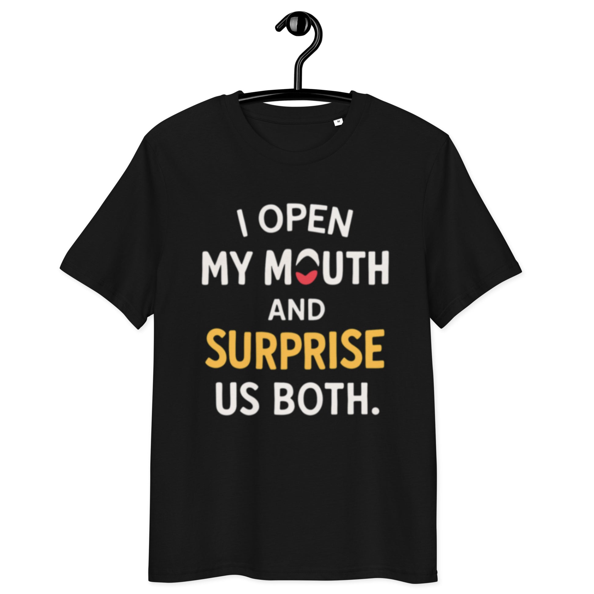 schwarzes T-Shirt mit englischem Spruch i open my mouth and surprise us both, mouth mit rotem Mundsymbol, surprise gelb hervorgehoben
