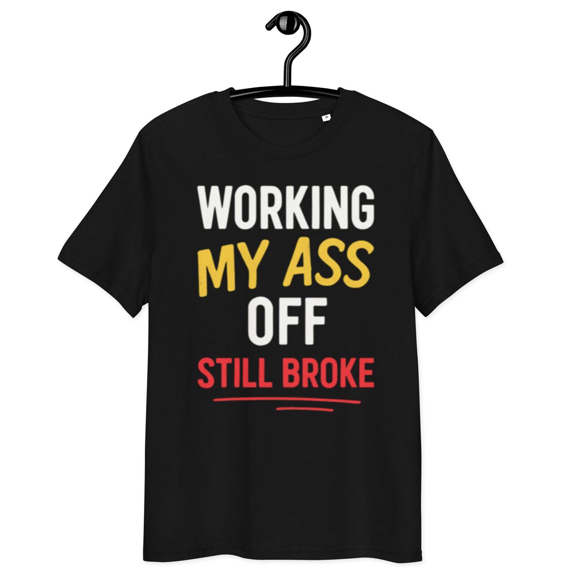 schwarzes T-Shirt mit englischem Spruch working my ass off still broke, farbliche Betonung auf my ass in gelb und still broke in rot
