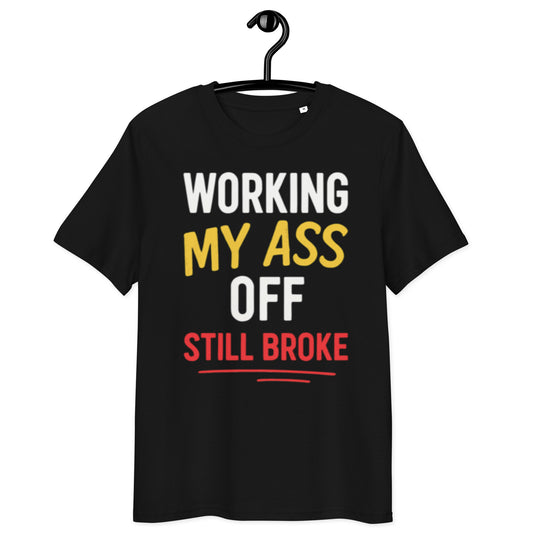 schwarzes T-Shirt mit englischem Spruch working my ass off still broke, farbliche Betonung auf my ass in gelb und still broke in rot
