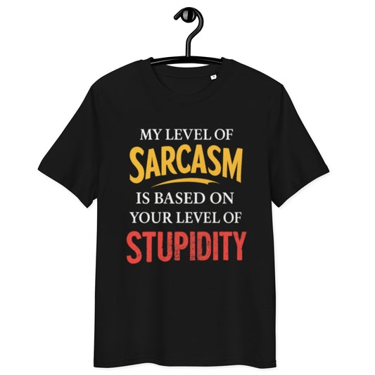 schwarzes T-Shirt mit englischem Spruch my level of sarcasm is based on your level of stupidity, sarcasm in gelb, stupidity in rot
