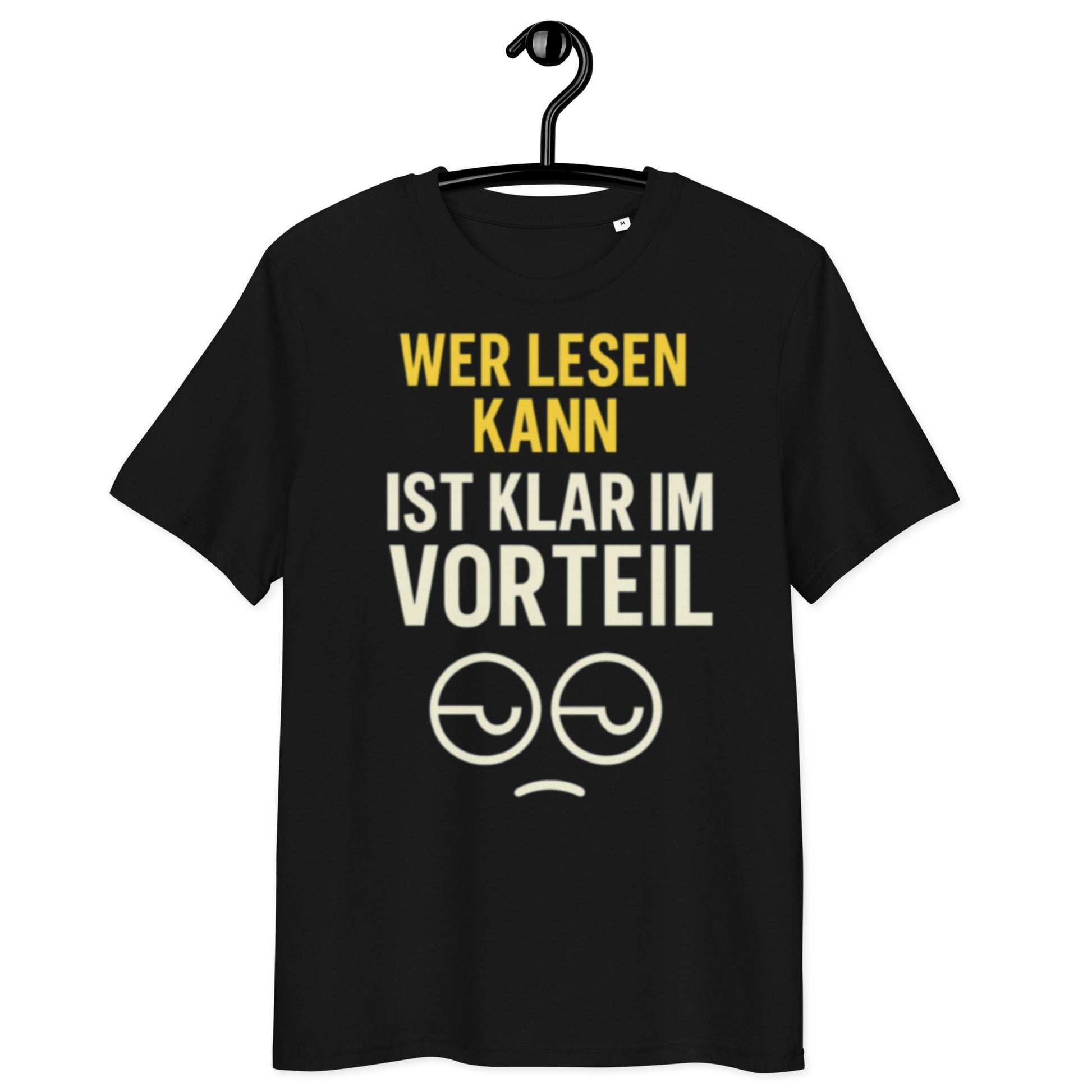 schwarzes T-Shirt mit Spruch wer lesen kann ist klar im Vorteil in gelb und weiß, müdes Emoji unter dem Text
