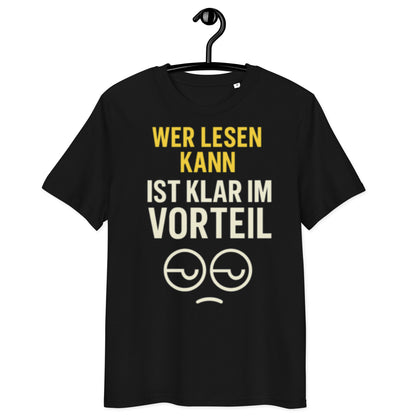 schwarzes T-Shirt mit Spruch wer lesen kann ist klar im Vorteil in gelb und weiß, müdes Emoji unter dem Text

