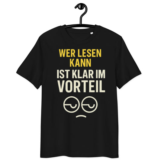schwarzes T-Shirt mit Spruch wer lesen kann ist klar im Vorteil in gelb und weiß, müdes Emoji unter dem Text

