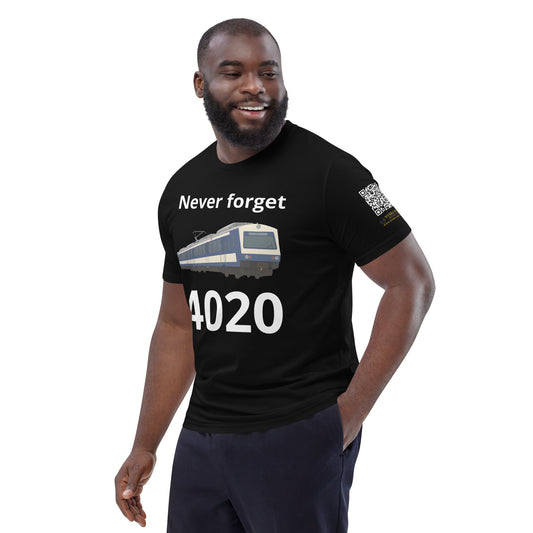 schwarzes T-Shirt mit Aufdruck never forget 4020 und Illustration eines blauen ÖBB-Triebwagens, QR-Code auf dem Ärmel sichtbar
