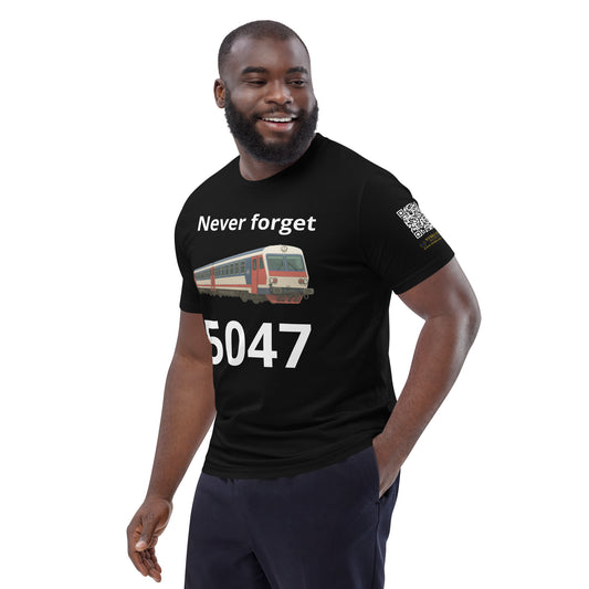 schwarzes T-Shirt mit Aufdruck never forget 5047 und Zugmotiv des ÖBB-Triebwagens, QR-Code auf dem Ärmel sichtbar
