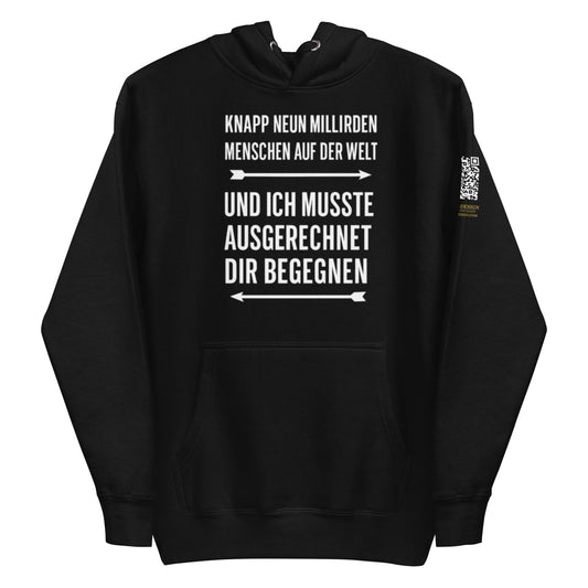 schwarzer Hoodie mit Aufdruck knapp neun milliarden menschen auf der welt und ich musste ausgerechnet dir begegnen, Pfeile, QR-Code am Ärmel
